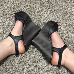 T-strap wedge
